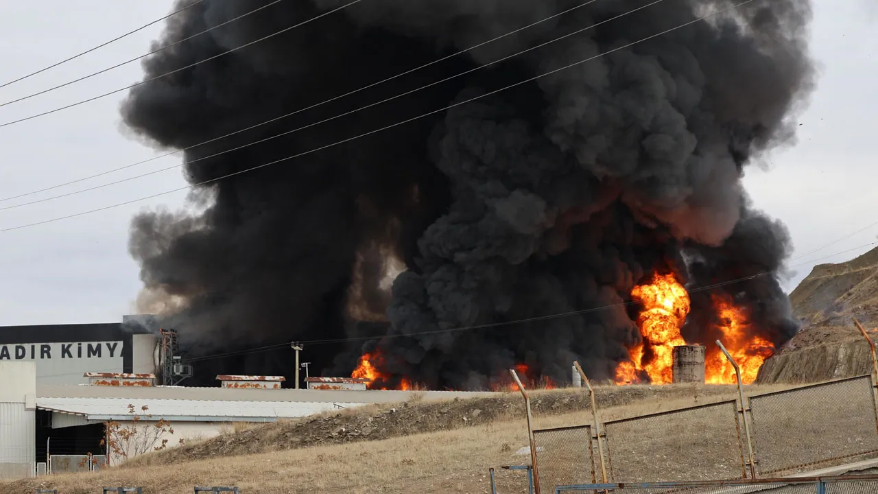 Kırıkkale'de fabrika yangını! Ekipler zamana karşı yarış başlattı