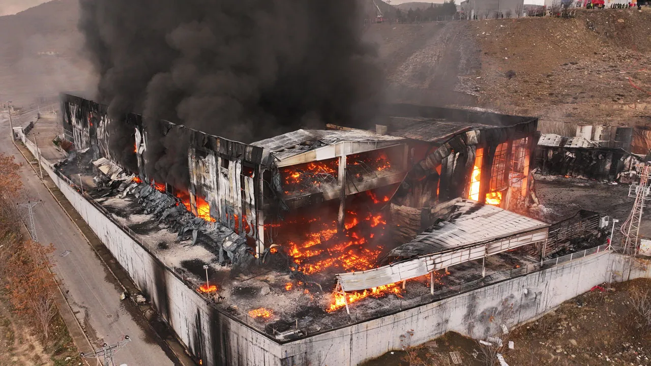 Kırıkkale'de fabrika yangını! Ekipler zamana karşı yarış başlattı