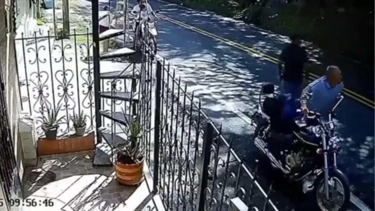 Kolombiyada panik anları! Yamaçtan düşen kayaların altında kalmaktan saniyelerle kurtuldular