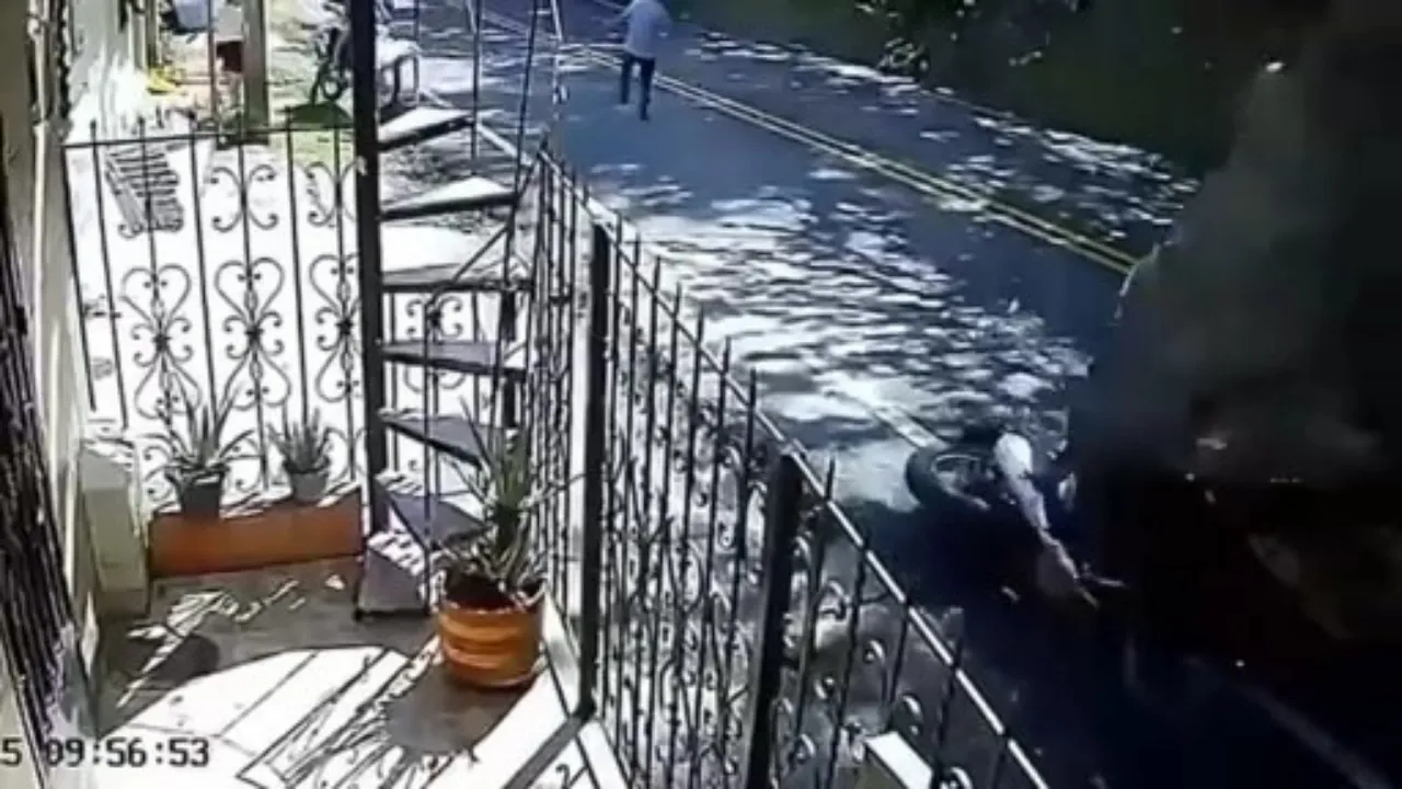 Kolombiyada panik anları! Yamaçtan düşen kayaların altında kalmaktan saniyelerle kurtuldular