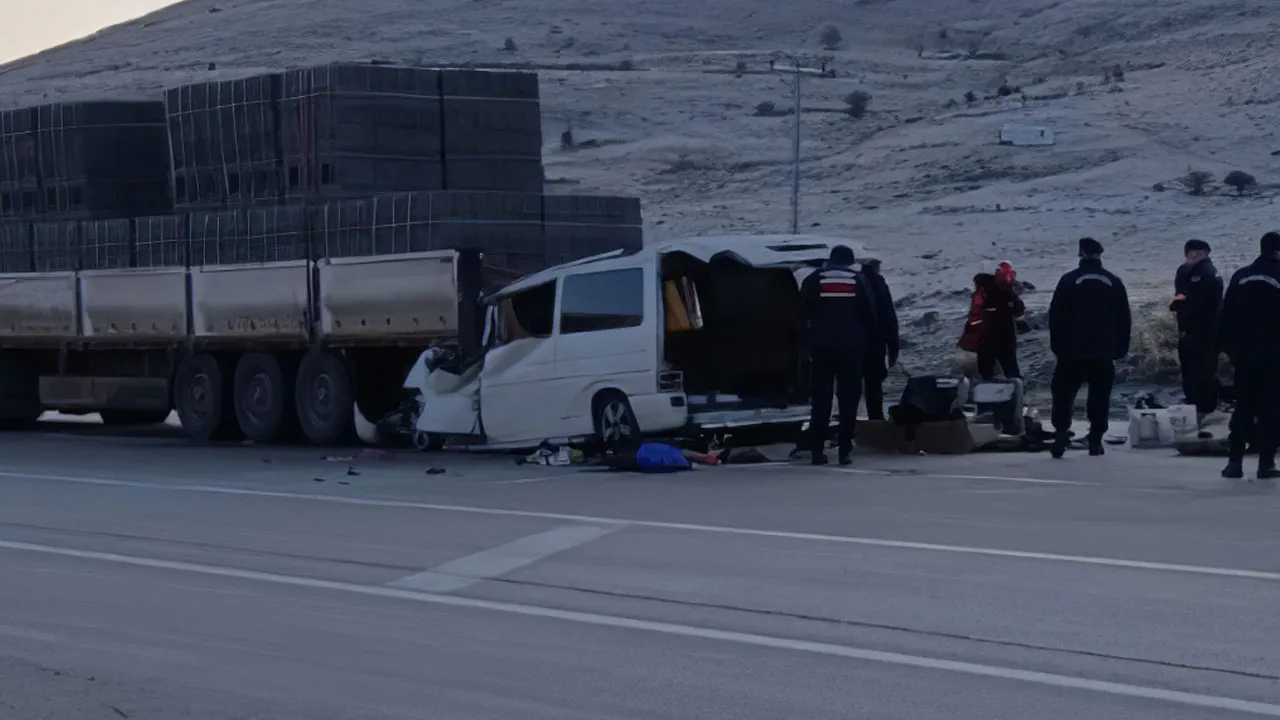 Malatya'da feci kaza: Tıra ok gibi saplanan minibüste can verdiler