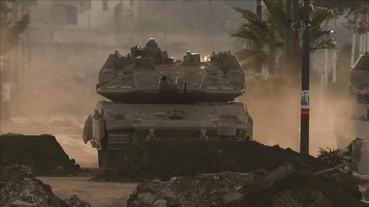 Suriye devlet televizyonu El-İhbariye’nin haberinde, İsrail ordusunun Kuneytra kırsalındaki Samdaniye köyüne 2 tank ve 10 kişi taşıyan askeri araçla ilerlediği, ayrıca terk edilmiş bir askeri birliği patlattığı kaydedildi.