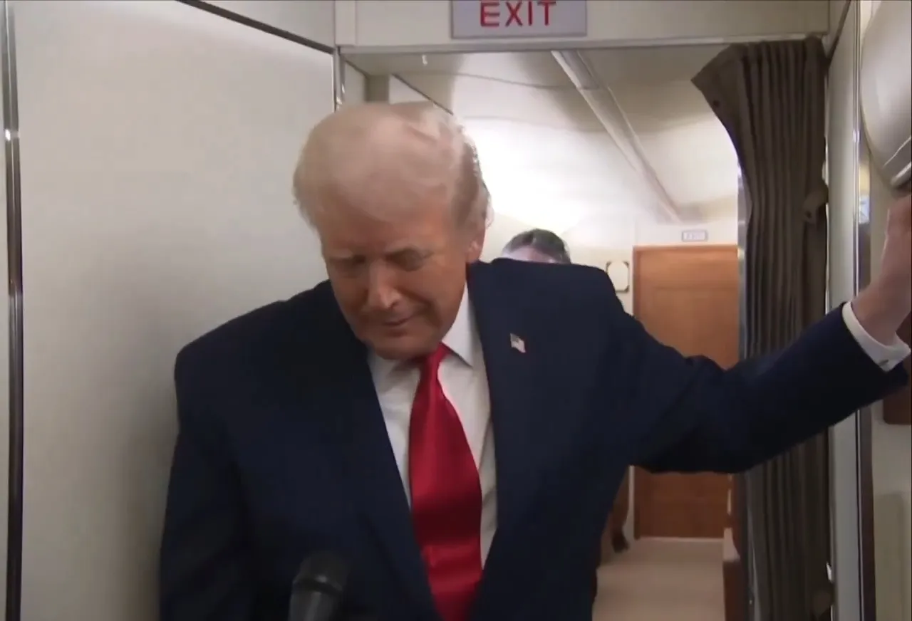 Trump gazetecilerle sohbet ettiği sırada tuvalet kapısı aniden açıldı ve doğrudan sırtına çarptı. Trump şaşkınlıkla dönüp “Kim var orada?” diye seslense de içeriden kimse çıkmadı