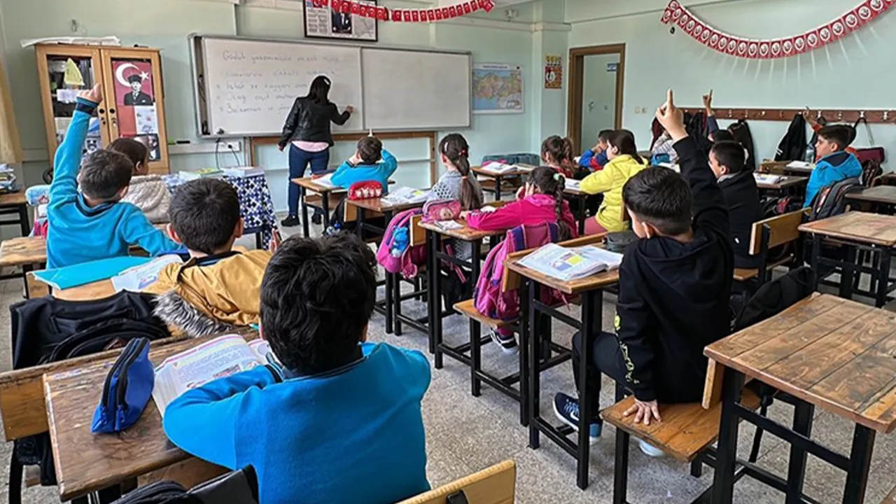 Türk Eğitim-Sen Başkanı: Öğretmenliğe ve akademisyenliğe heves azalıyor