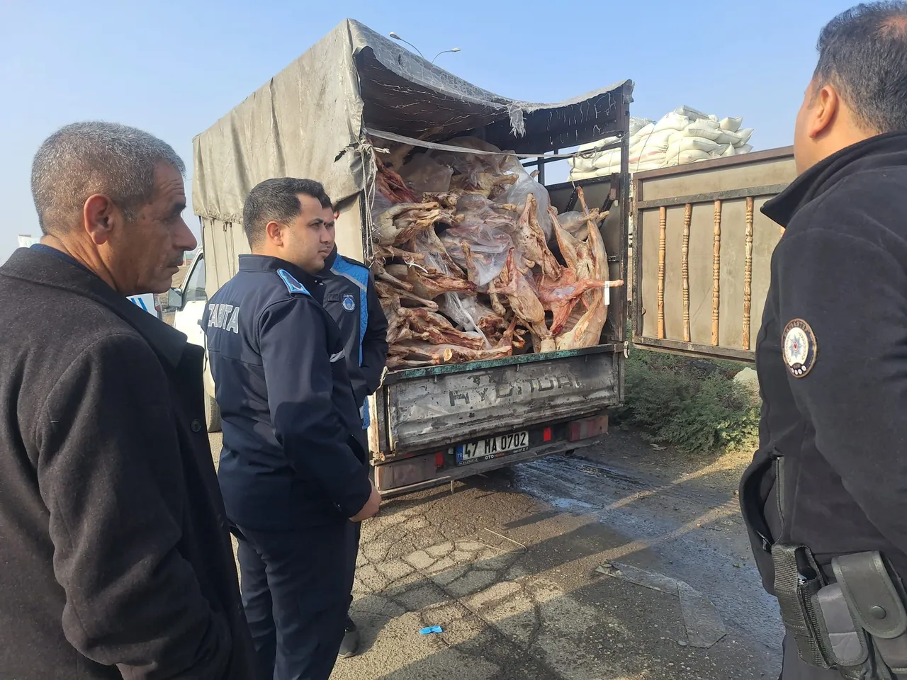 Vatandaşa yedireceklerdi! Polislerin durduğu araçtan 1.9 ton bozulmuş et çıktı
