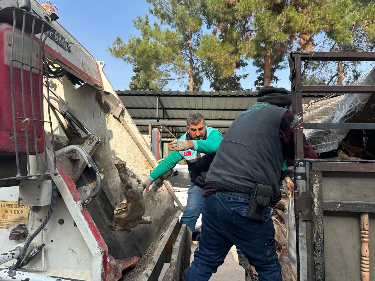 Vatandaşa yedireceklerdi! Polislerin durduğu araçtan 1.9 ton bozulmuş et çıktı