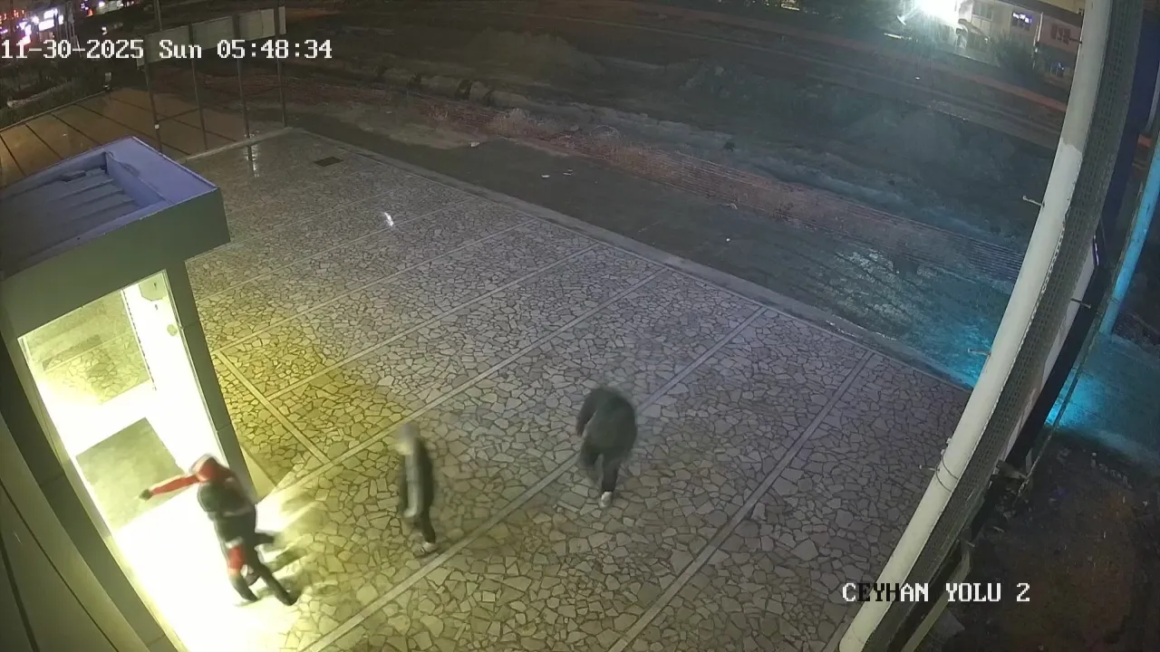 Vitrine baktılar, beğendiler, çaldılar! 4 çocuğun hırsızlık yaptığı anlar kamerada