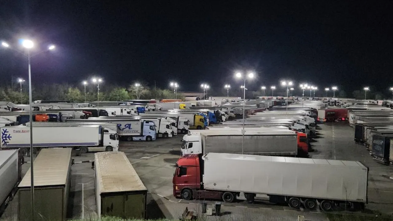 Yunan çiftçiler ortalığı karıştırdı! Sınırlarda kuyruk bitmek bilmedi