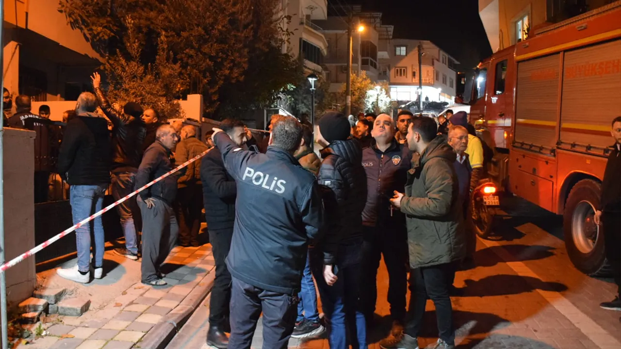 Zemin kaydı, duvarlar çatladı! Manisa'da iki apartman tahliye edildi