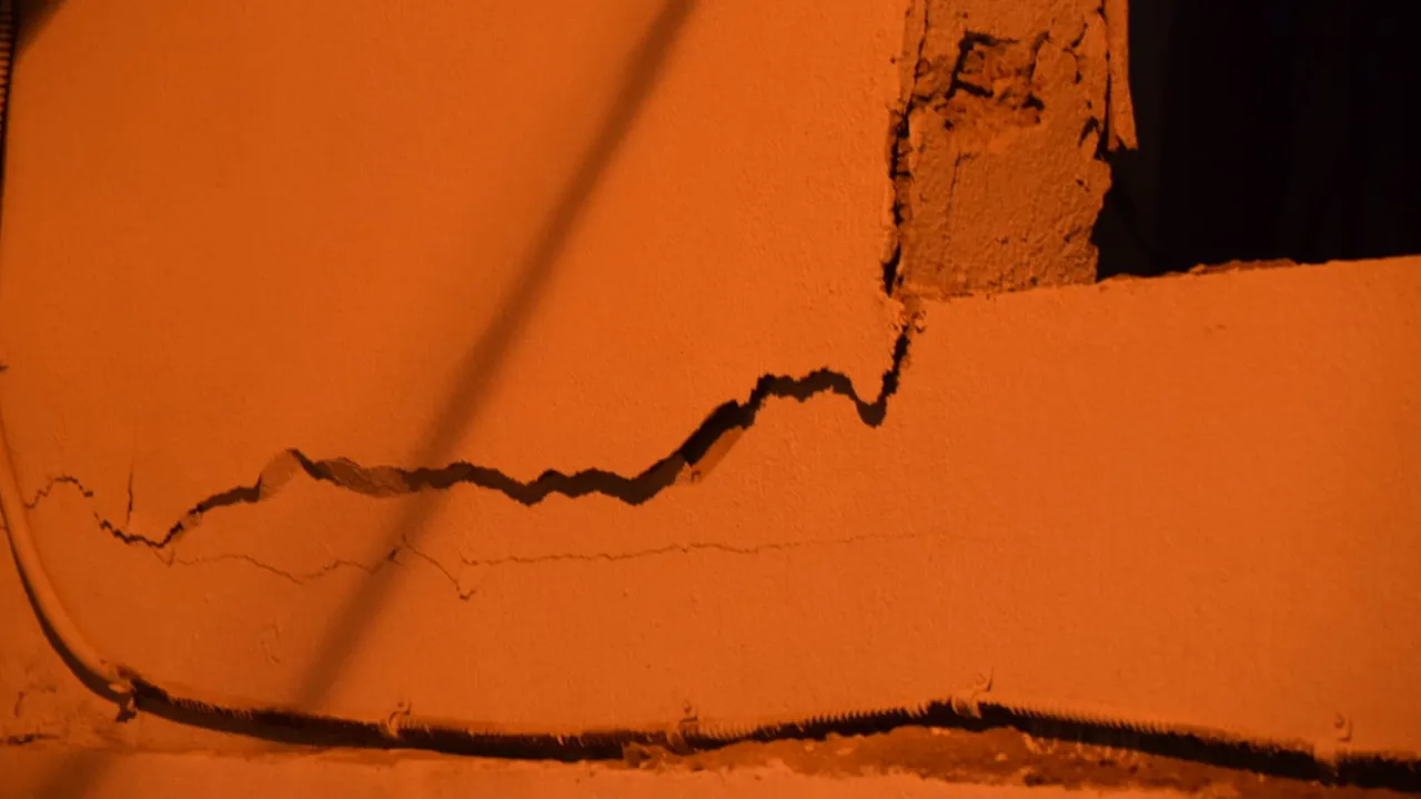 Zemin kaydı, duvarlar çatladı! Manisa'da iki apartman tahliye edildi