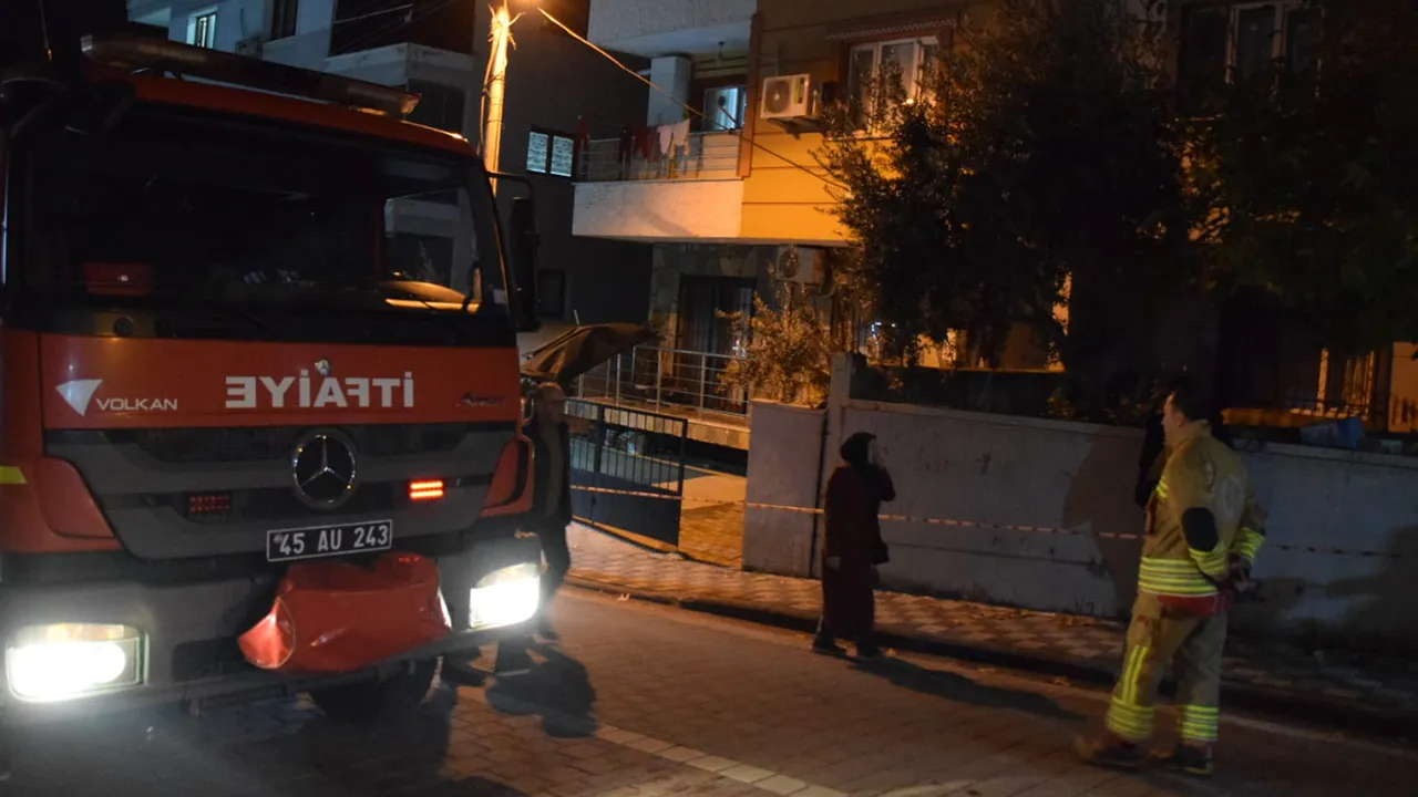 Zemin kaydı, duvarlar çatladı! Manisa'da iki apartman tahliye edildi