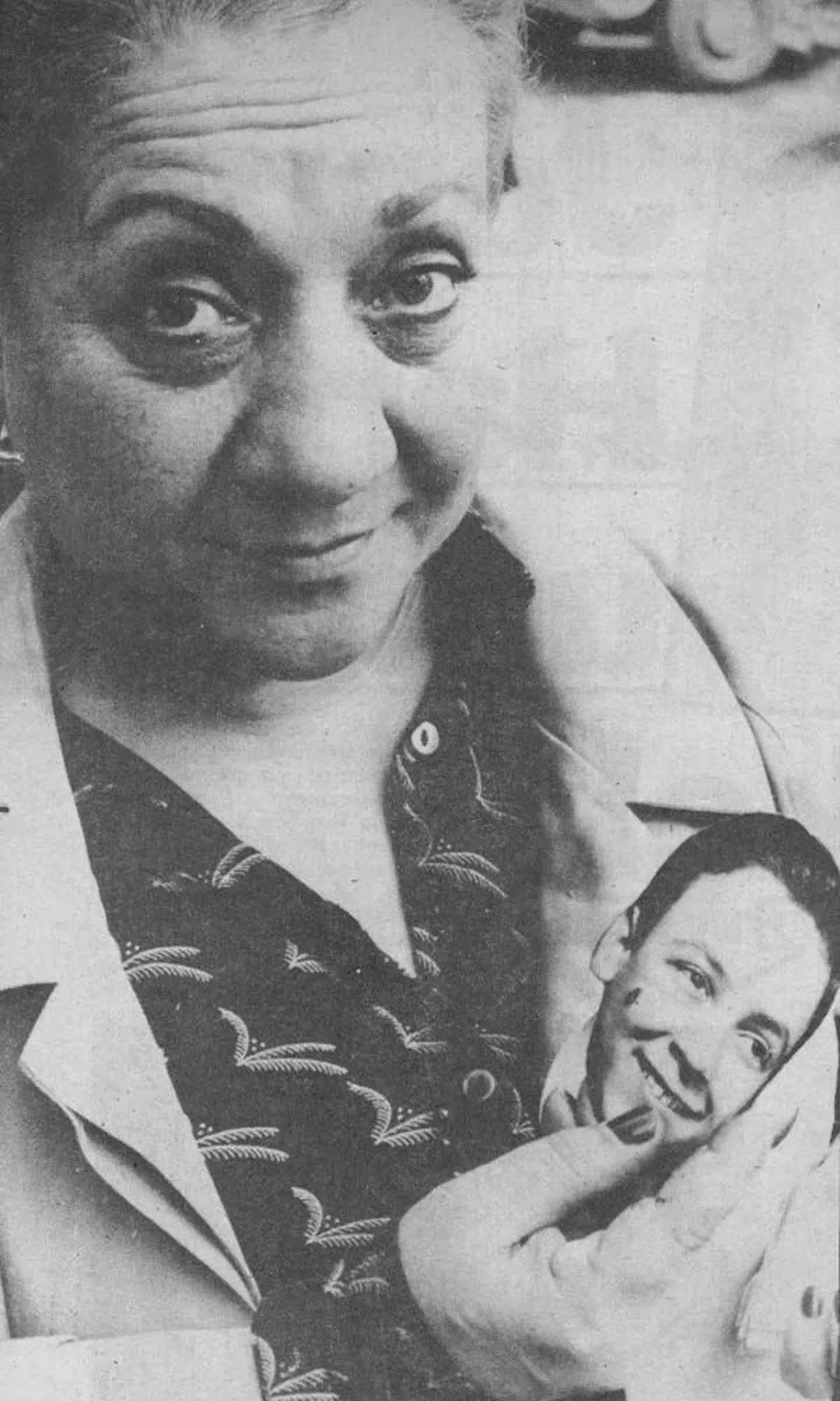 Adile Naşit, yanında oğlu Ahmet'in fotoğrafını taşıyordu.