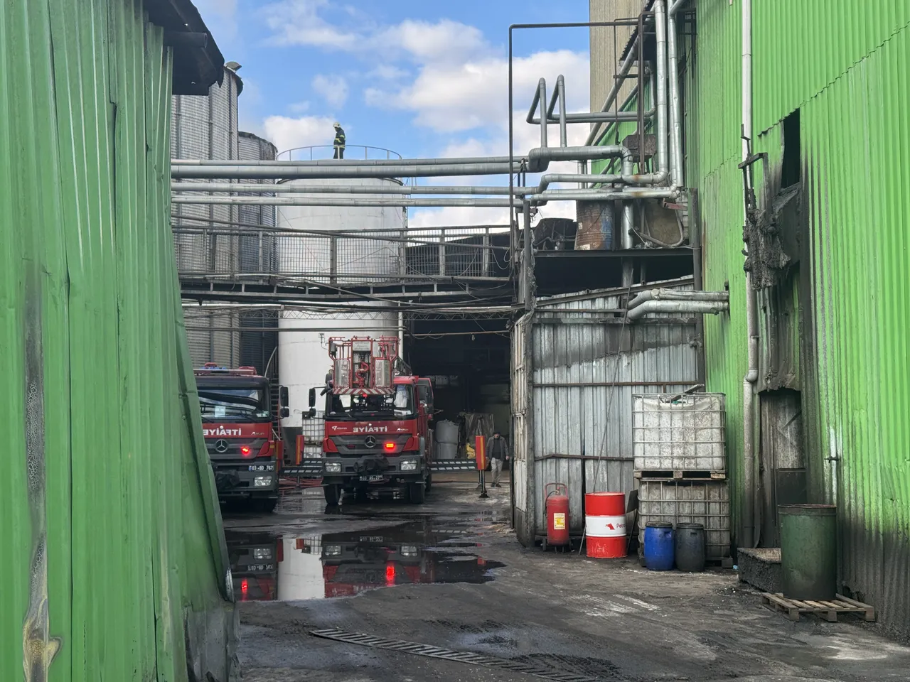 Afyonkarahisar'da yağ fabrikasında yangın! Çok sayıda itfaiye bölgede
