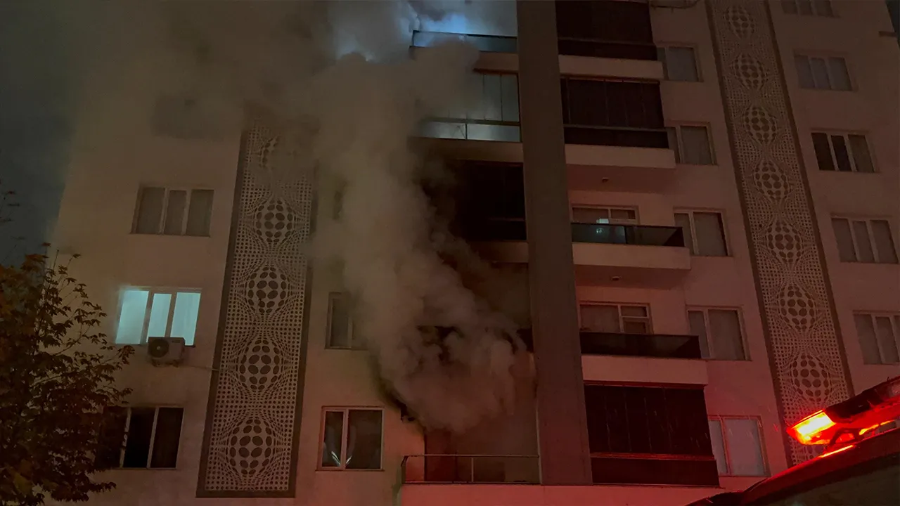 Aile kavgası kontrolden çıktı: Evini ateşe veren şahıs mahalleyi ayağa kaldırdı