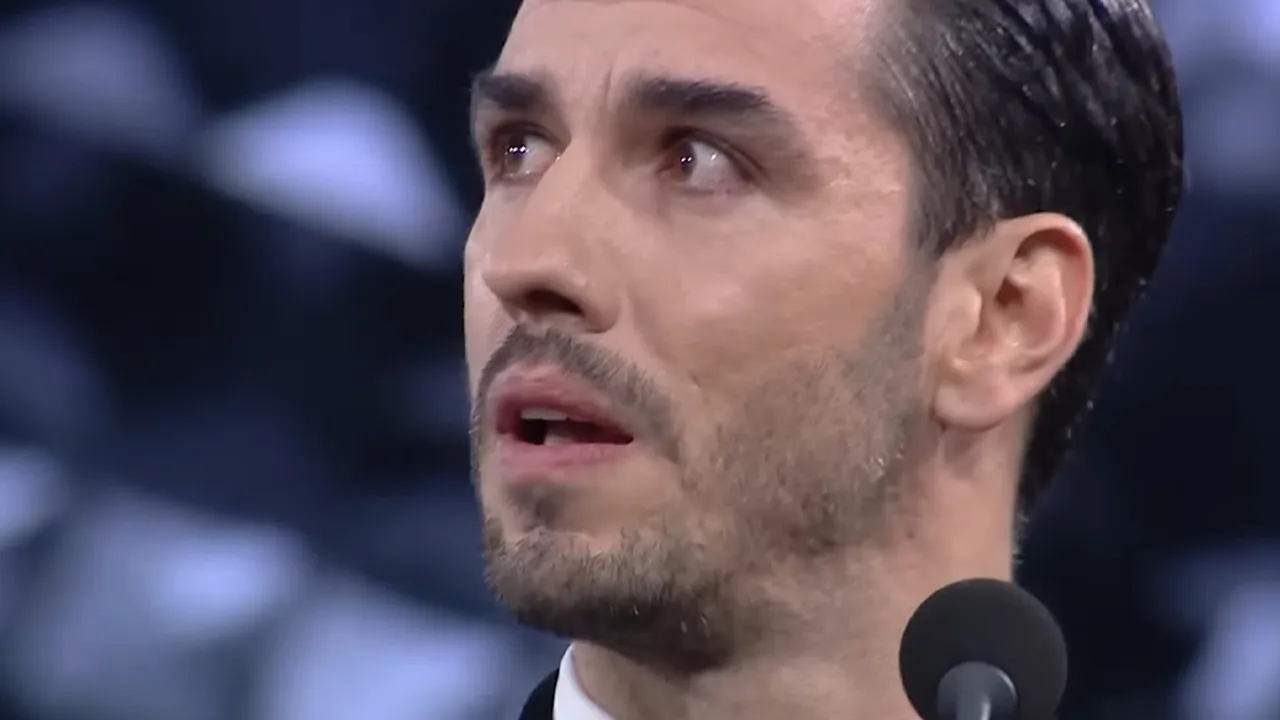 Aras Aydın ,GQ gecesine damga vurdu! Konuşmasıyla hem ağladı hem ağlattı