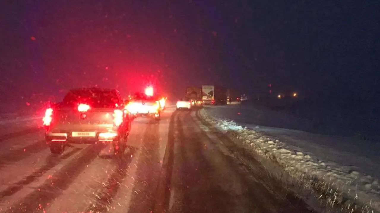 Ardahan'da tipi başladı, göz gözü görmüyor! Sürücüler yollarda kaldı... 