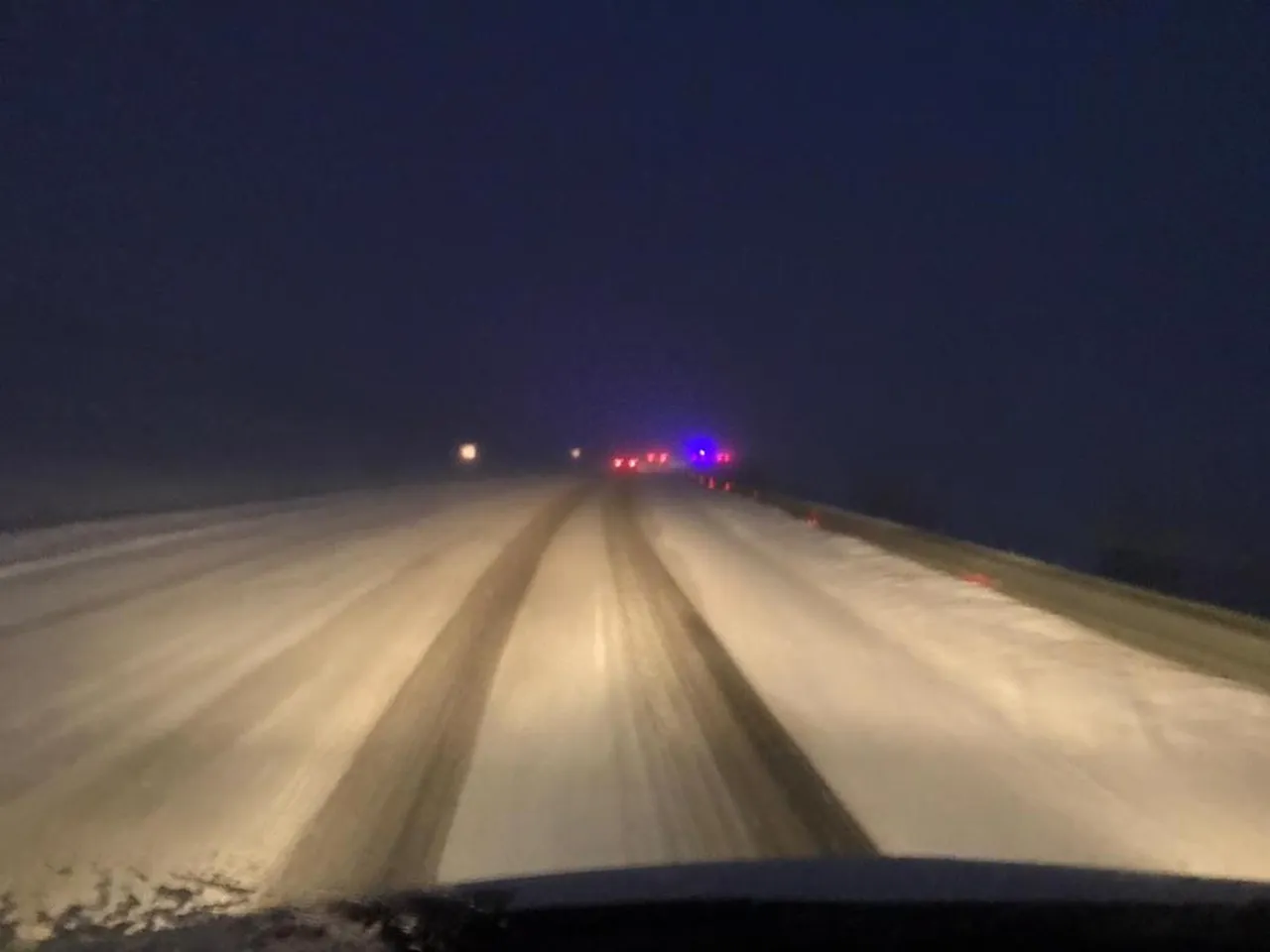Ardahan'da tipi başladı, göz gözü görmüyor! Sürücüler yollarda kaldı...