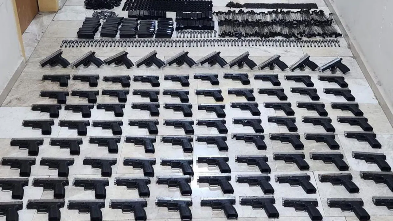 Bagaj değil sanki depo! Onlarca ruhsatsız tabancı ele geçirildi