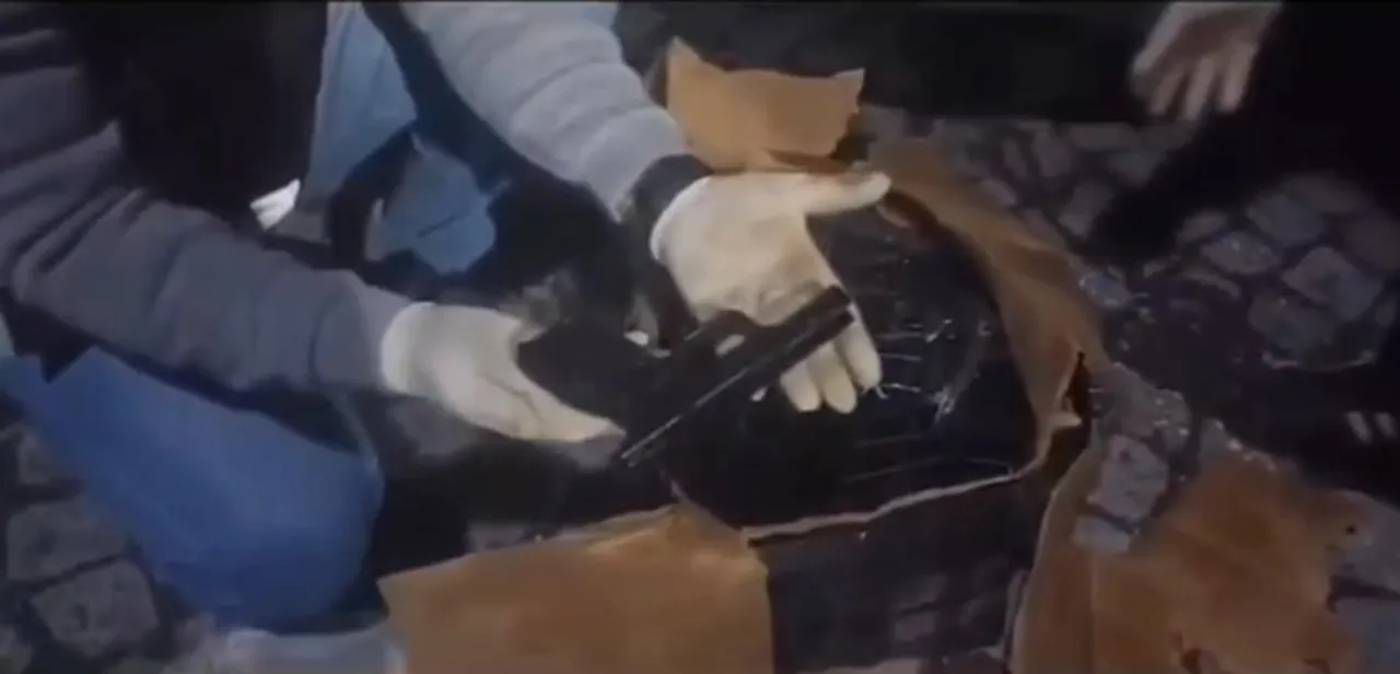 Bagaj değil sanki depo! Onlarca ruhsatsız tabancı ele geçirildi