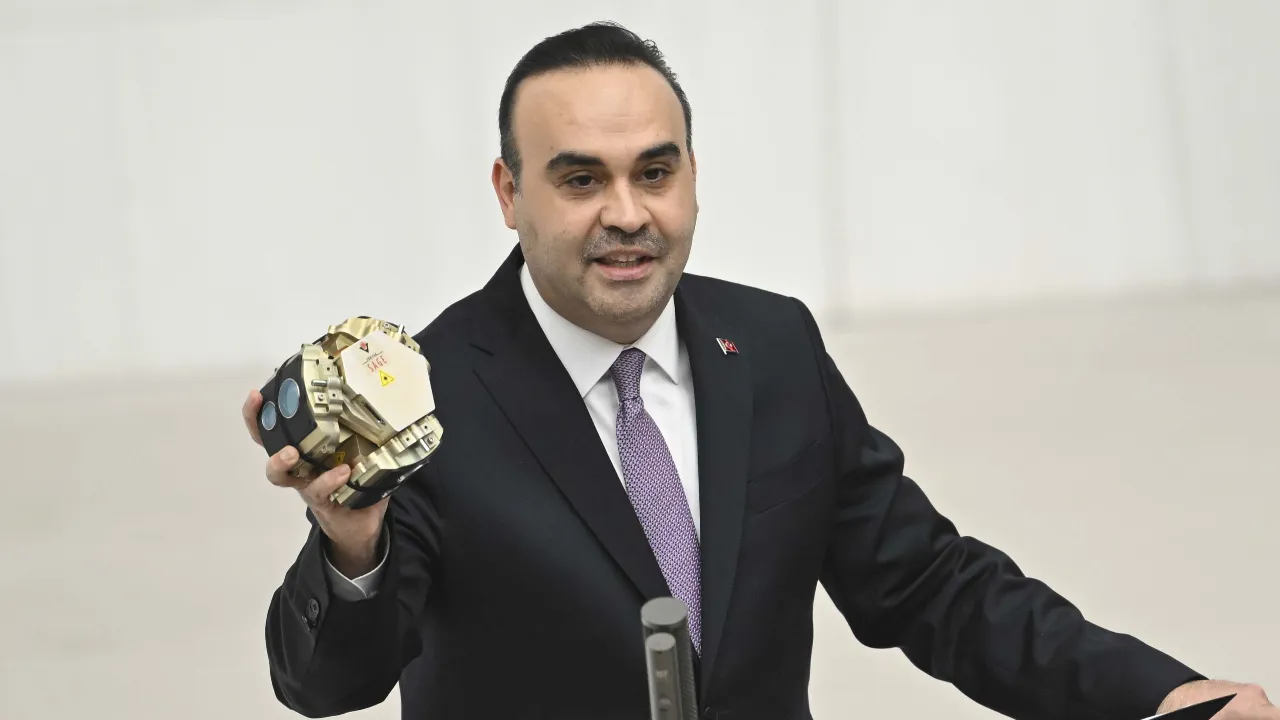 Bakan Kacır Meclis kürsüsünden MİHAL'ı tanıttı: 