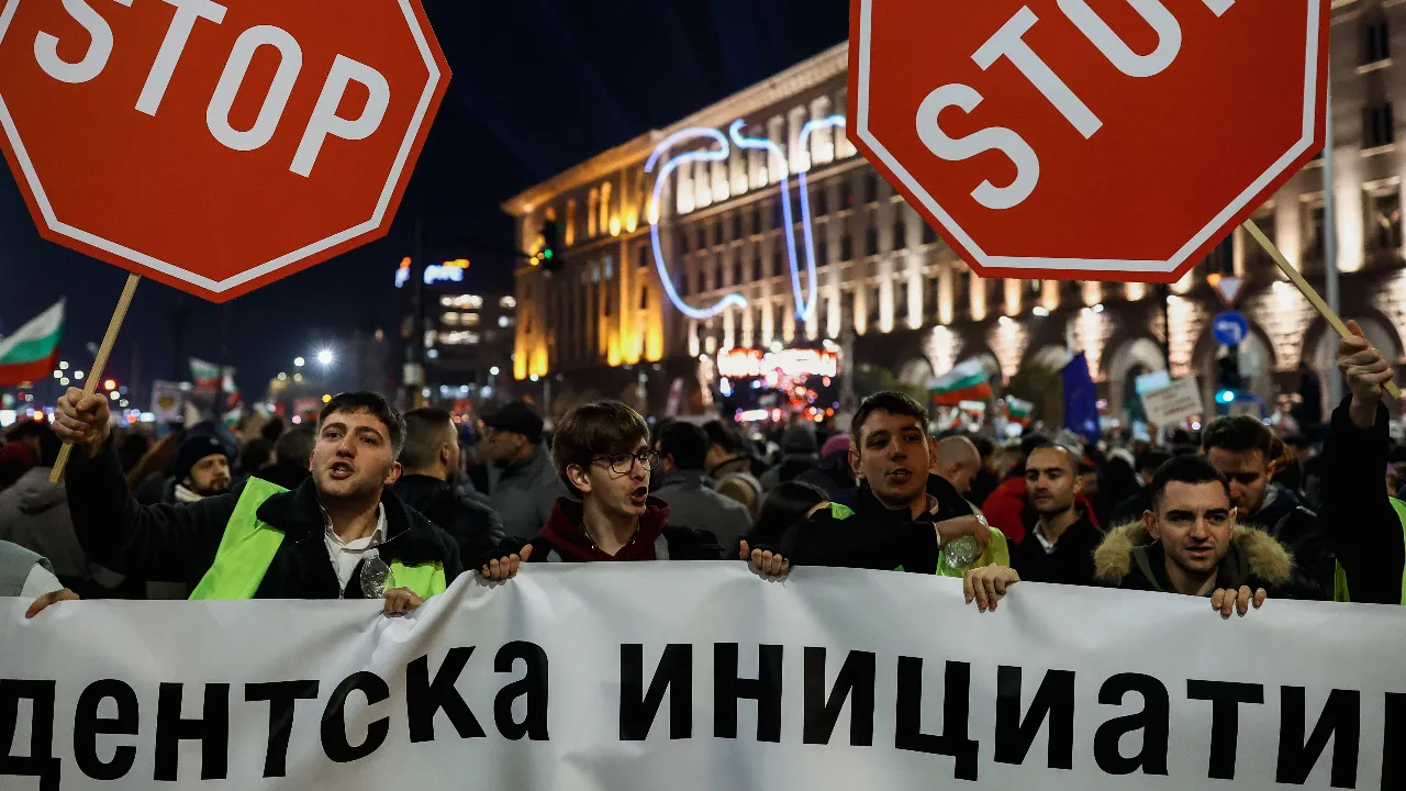 Bulgaristan'da binlerce kişi sokaklarda! Hükümete istifa çağrısı