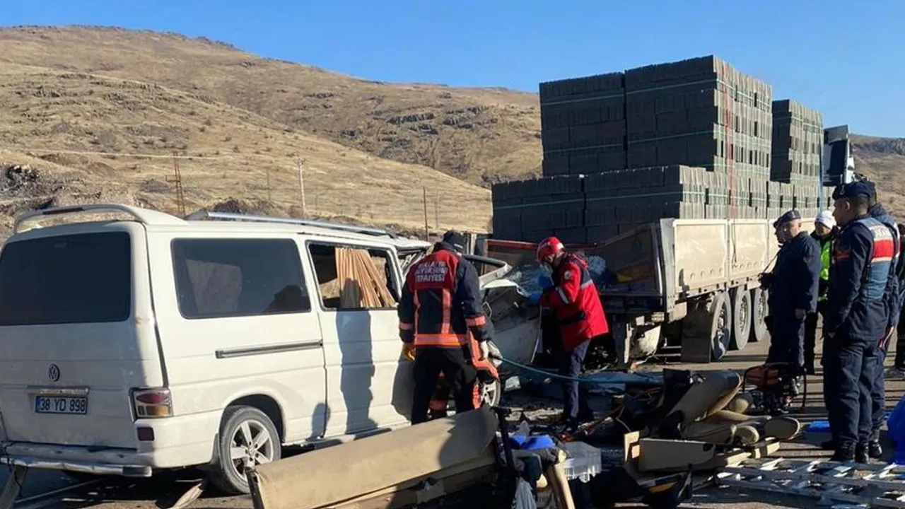 En acı cenaze! Aynı aileden 3 can gitti, gözyaşları sel oldu