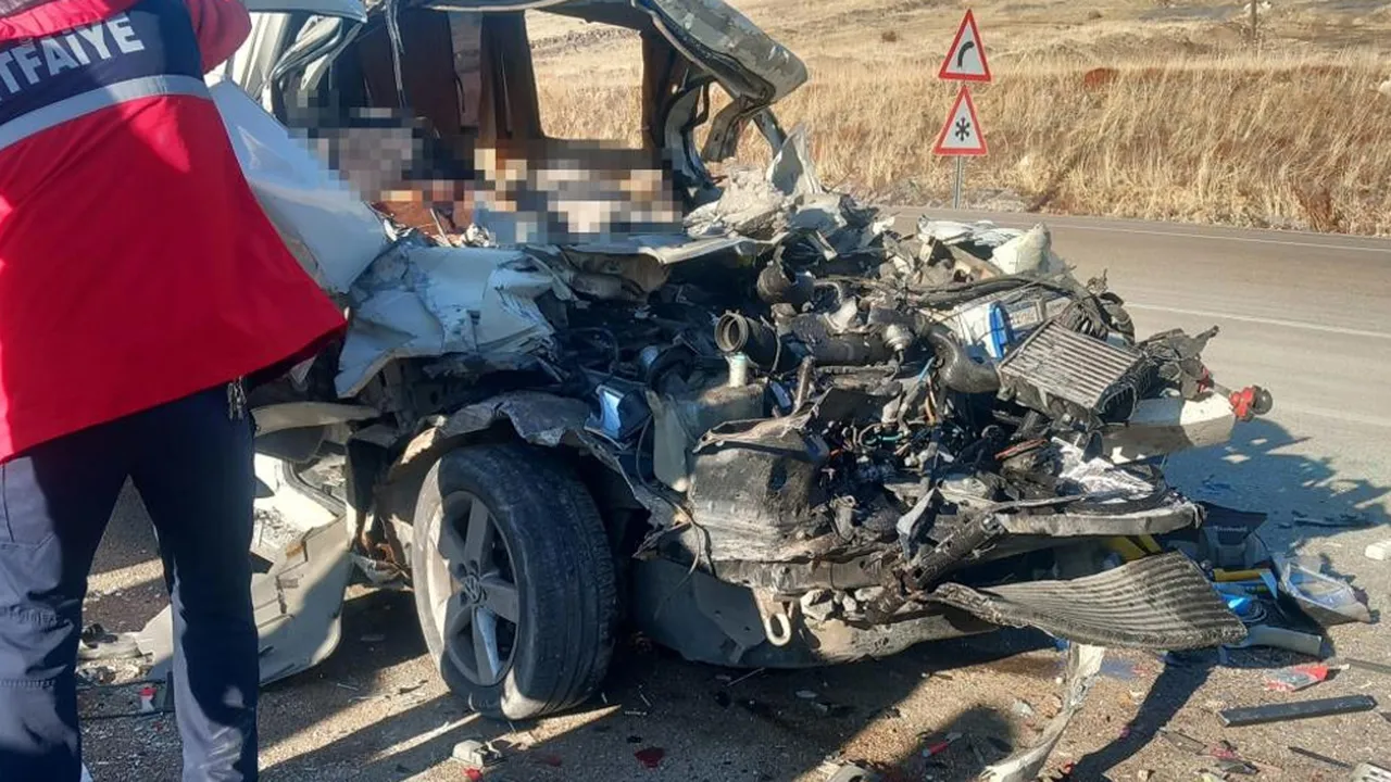 En acı cenaze! Aynı aileden 3 can gitti, gözyaşları sel oldu