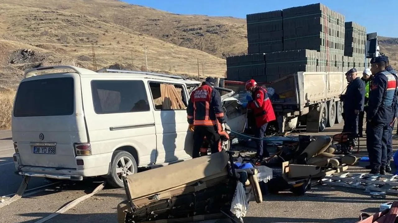 En acı cenaze! Aynı aileden 3 can gitti, gözyaşları sel oldu