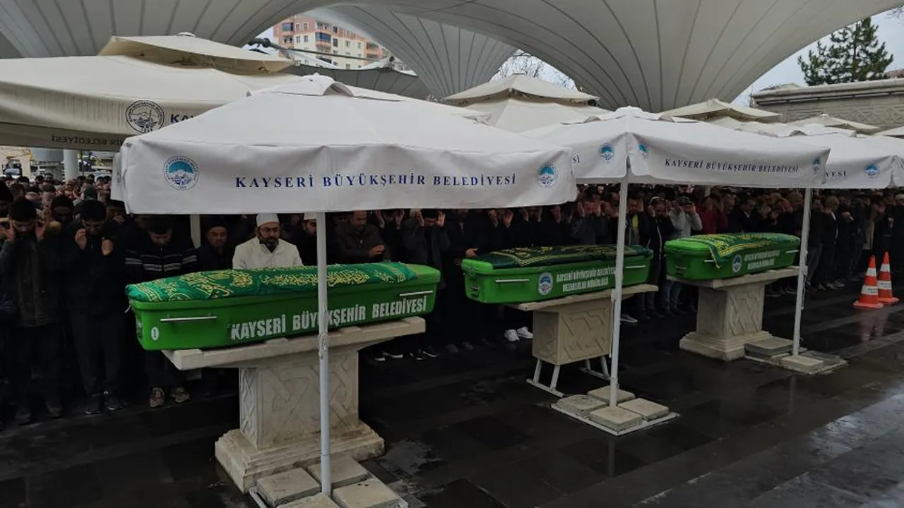 En acı cenaze! Aynı aileden 3 can gitti, gözyaşları sel oldu