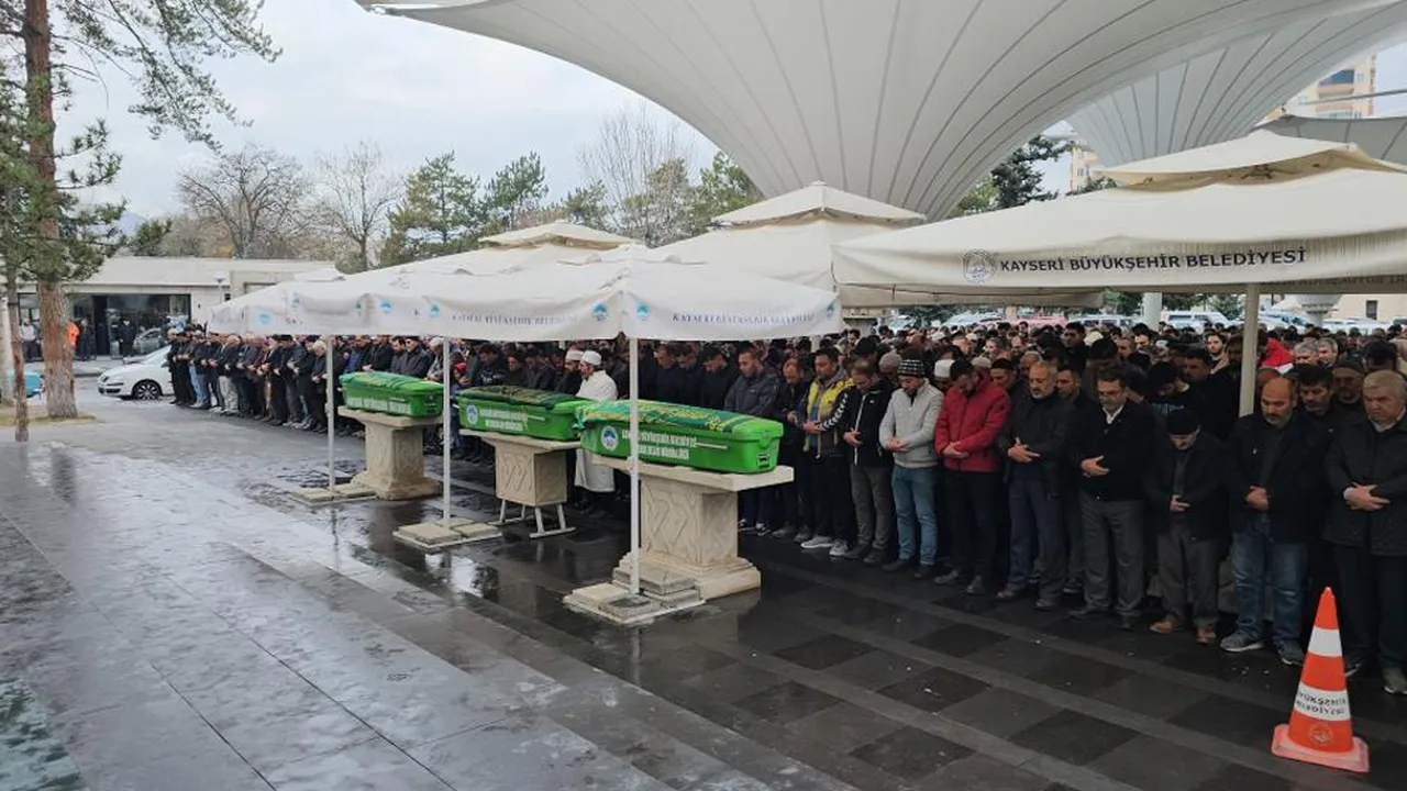 En acı cenaze! Aynı aileden 3 can gitti, gözyaşları sel oldu