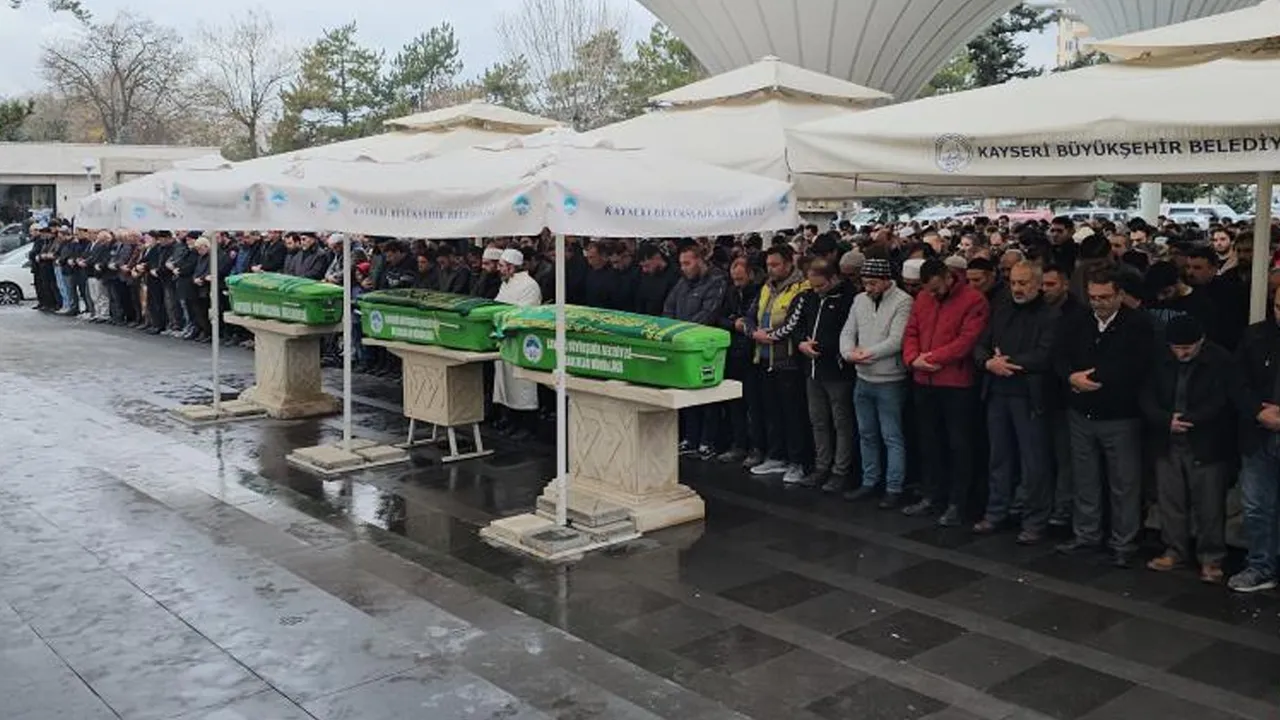 En acı cenaze! Aynı aileden 3 can gitti, gözyaşları sel oldu