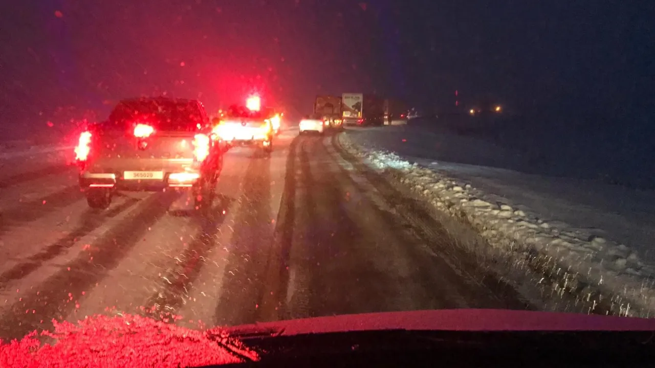Göz gözü görmüyor! Tipi bir anda bastırdı, sürücüler yolda kaldı