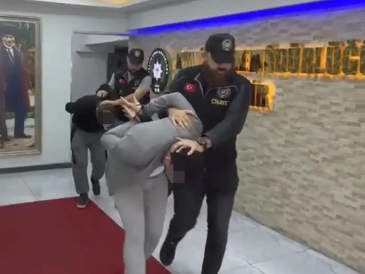 Anne, baba ve ağabeyini öldürüp intihar süsü verdi