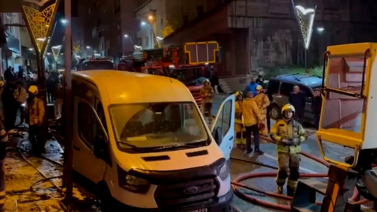 İstanbul'da gece yarısı sıcak saatler! Tekstil atölyesinde yangın çıktı