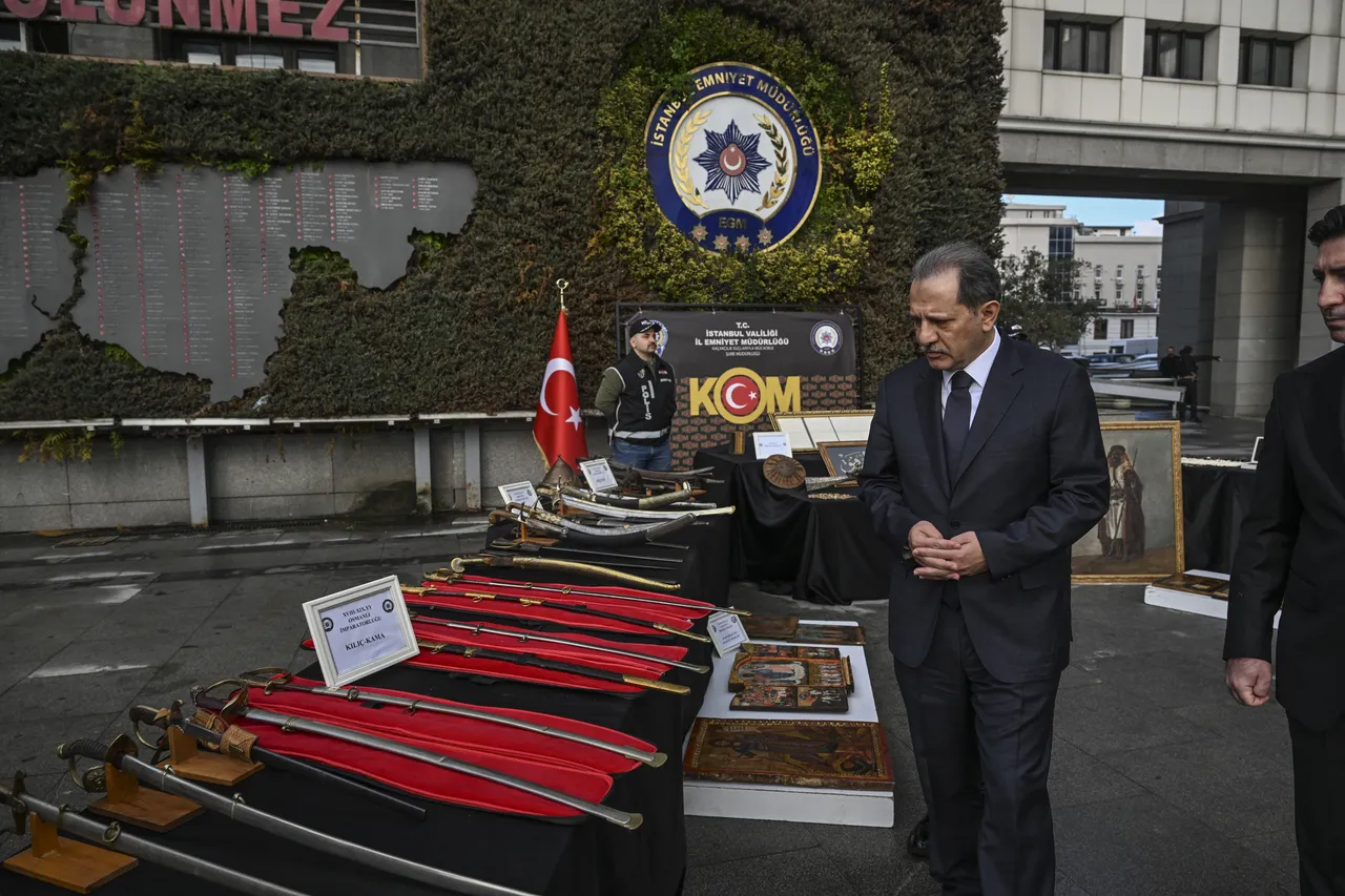 İstanbul'da tarihi eser operasyonu! Timsah eli, piton derisi, sikke, tüfek, kılıç...