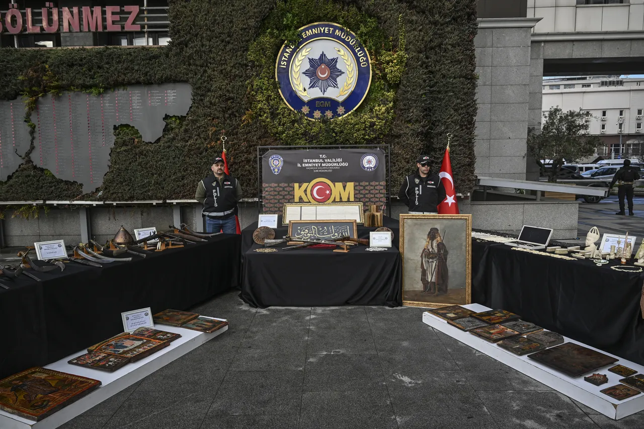 İstanbul'da tarihi eser operasyonu! Timsah eli, piton derisi, sikke, tüfek, kılıç...