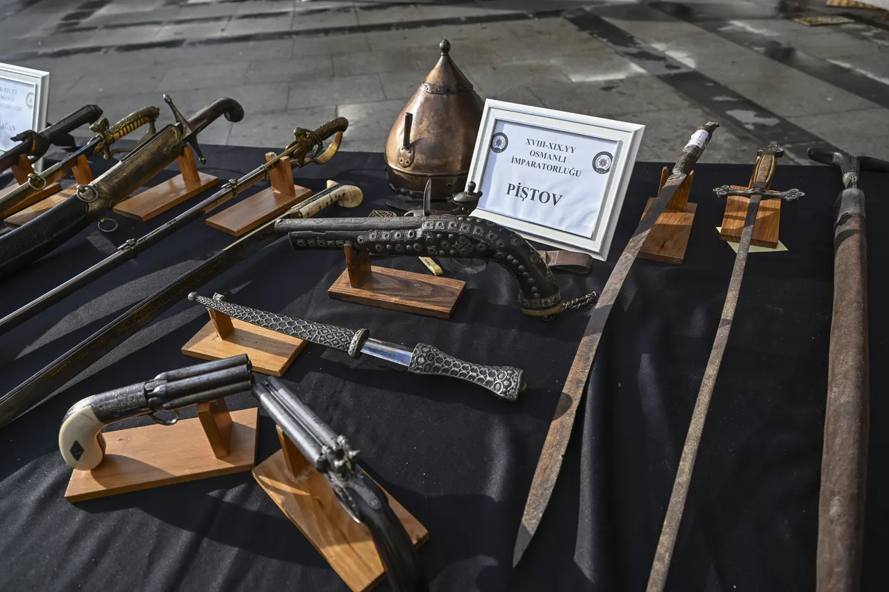 İstanbul'da tarihi eser operasyonu! Timsah eli, piton derisi, sikke, tüfek, kılıç...