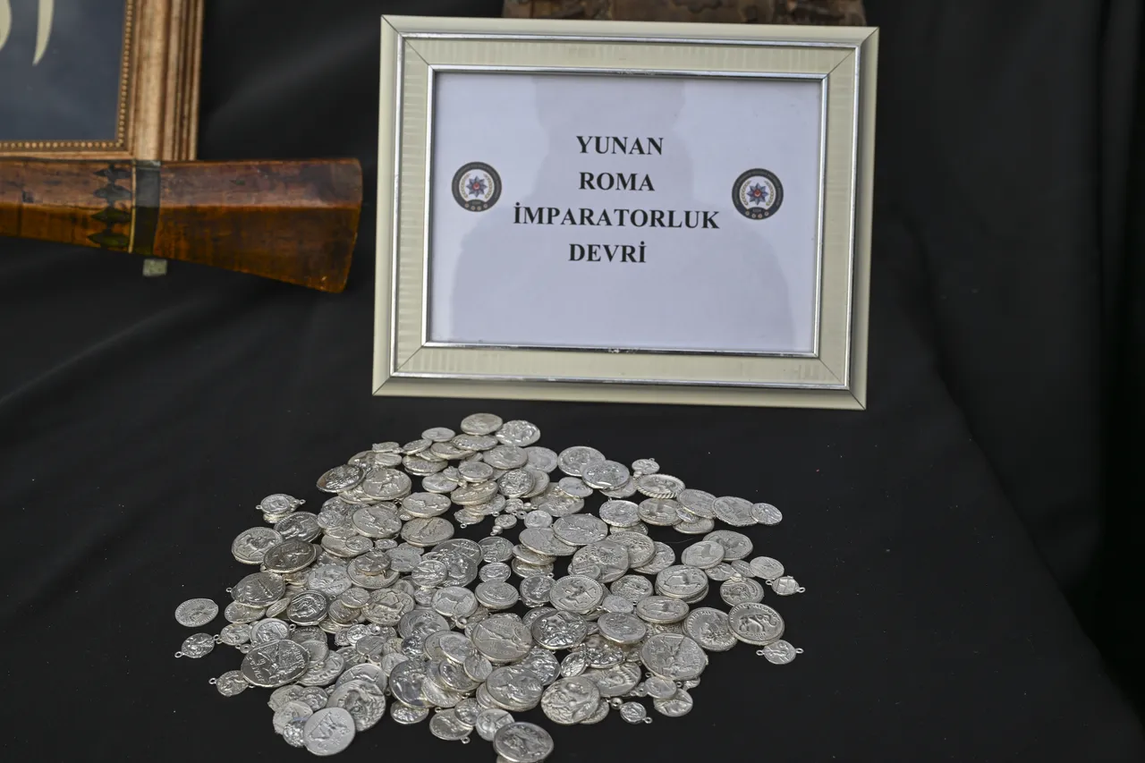 İstanbul'da tarihi eser operasyonu! Timsah eli, piton derisi, sikke, tüfek, kılıç...