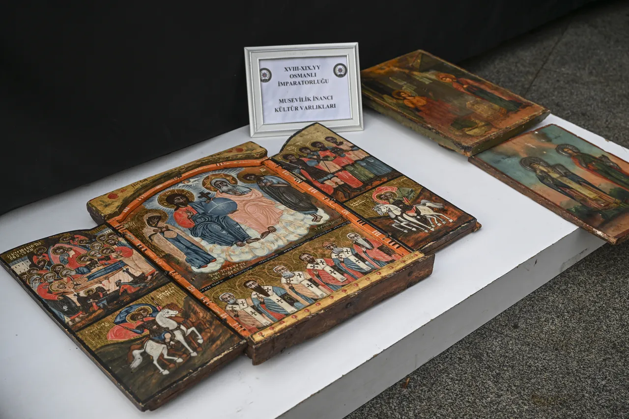 İstanbul'da tarihi eser operasyonu! Timsah eli, piton derisi, sikke, tüfek, kılıç...