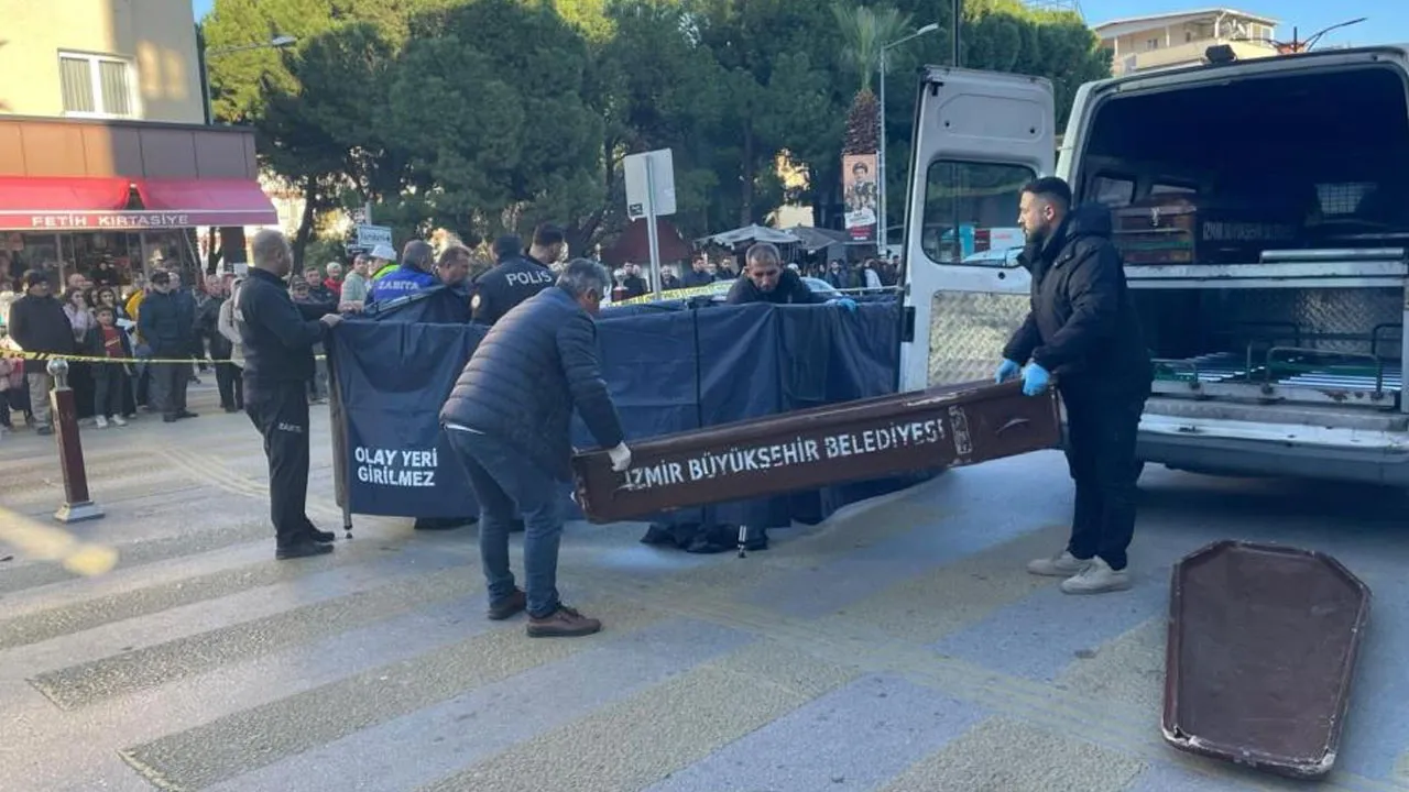 İzmir'de çöp kamyonunun çarptığı kadın feci şekilde can verdi