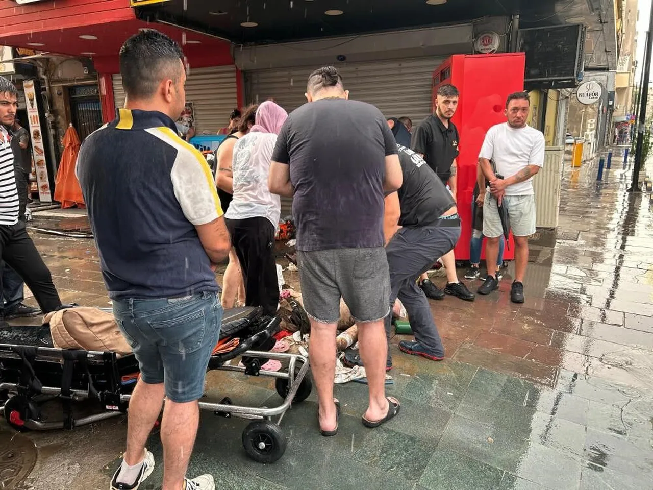 İzmir’de elektrik faciası göz göre göre gelmiş: 70 santimetrelik ihmal iki genci hayattan koparmış