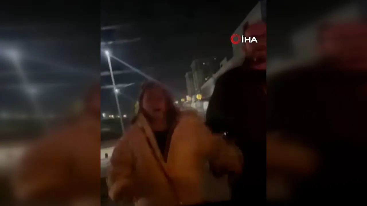 Kadın sürücülerin yol verme kavgası! Aracı tekmeleyip yumrukladı