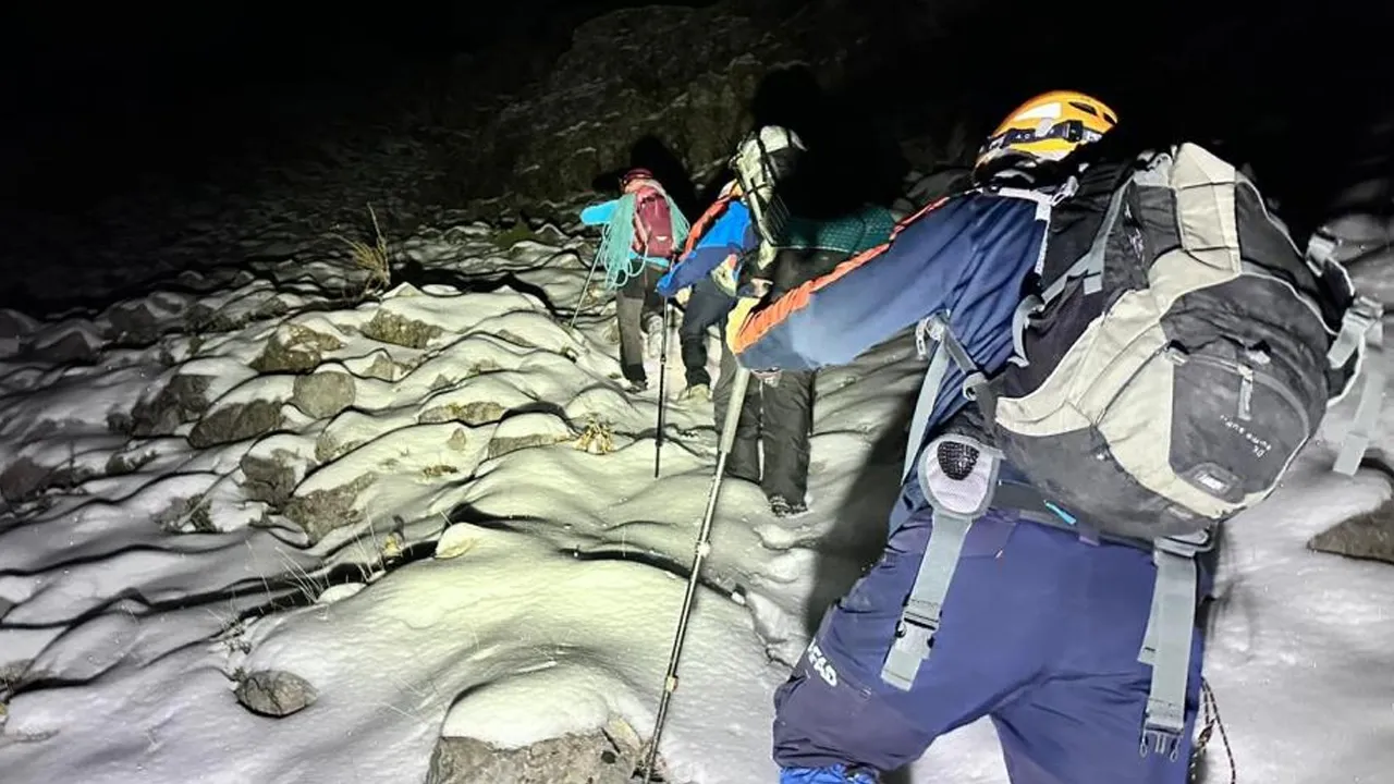 Karlı dağda ölümle burun buruna! Adana'da mahsur kalan 3 dağcı saatler sonra kurtarıldı