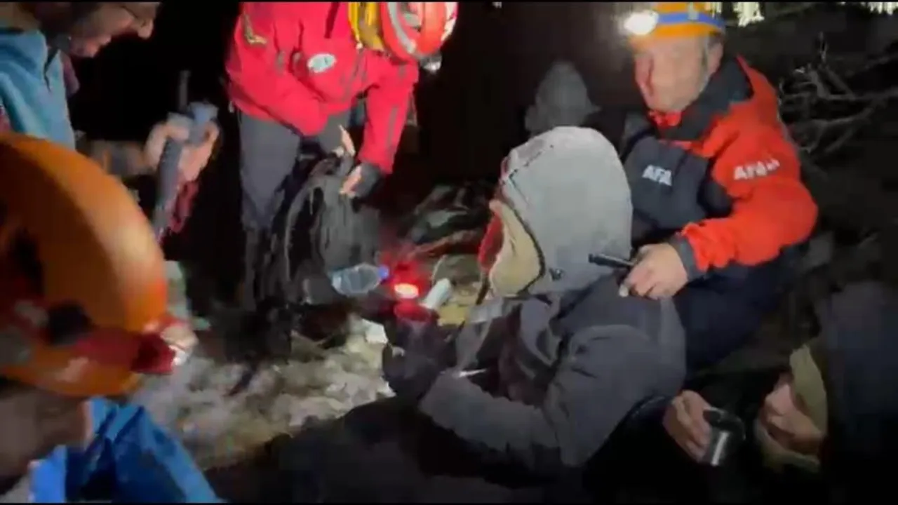 Karlı dağda ölümle burun buruna! Adana'da mahsur kalan 3 dağcı saatler sonra kurtarıldı