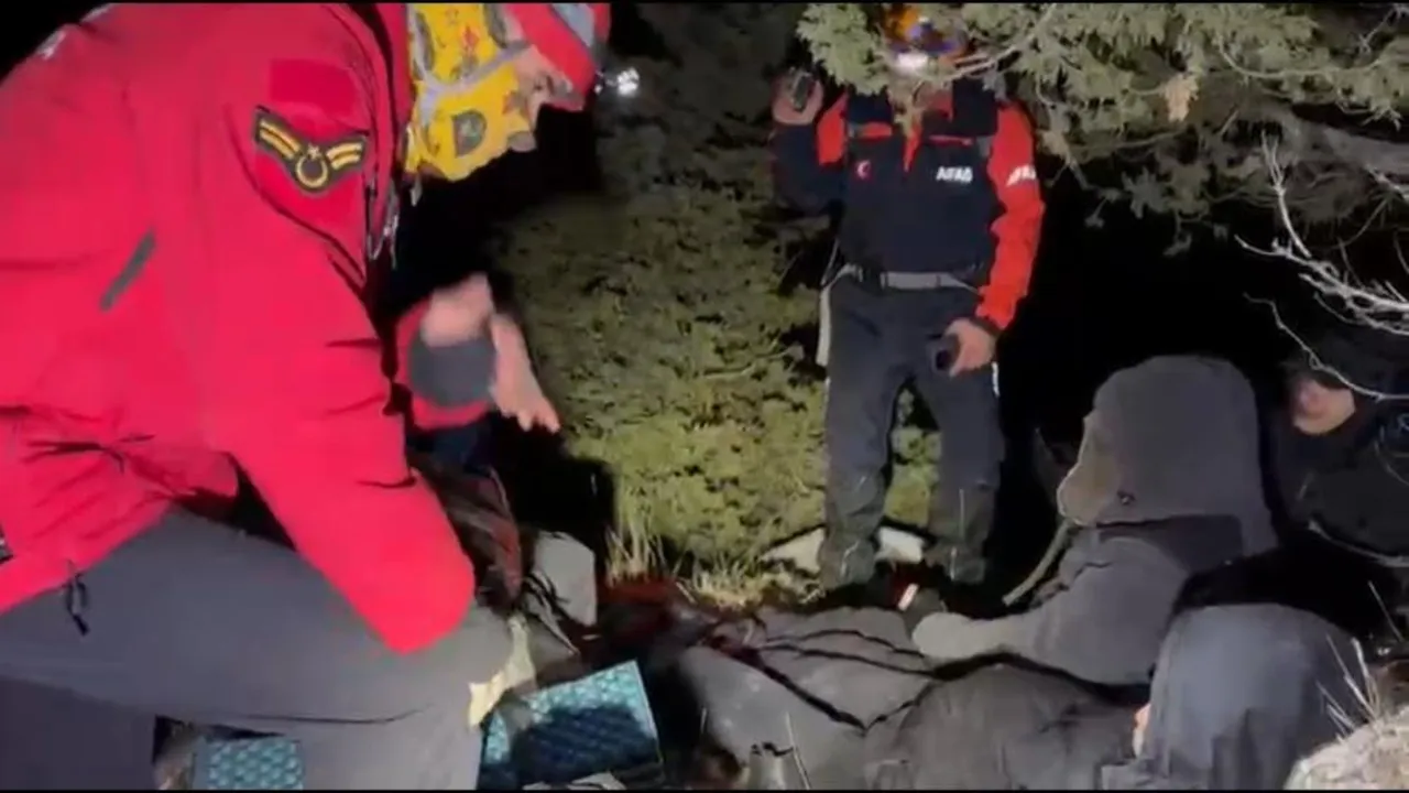 Karlı dağda ölümle burun buruna! Adana'da mahsur kalan 3 dağcı saatler sonra kurtarıldı