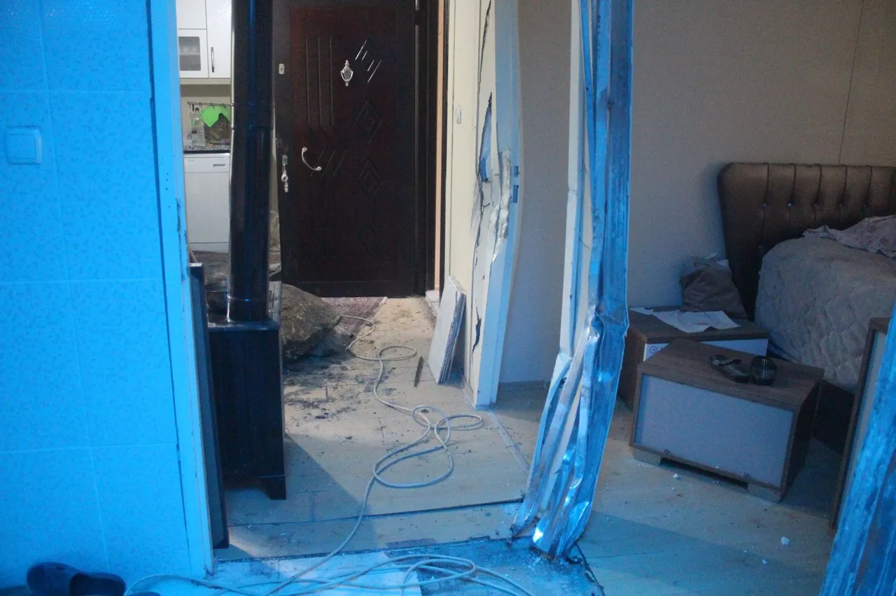 Kopan kaya parçası eve girdi! Facianın eşiğinden dönüldü