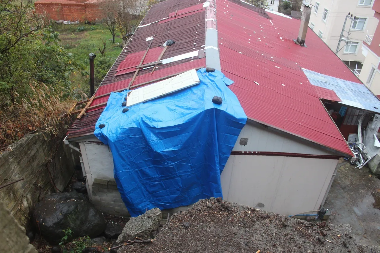 Kopan kaya parçası eve girdi! Facianın eşiğinden dönüldü