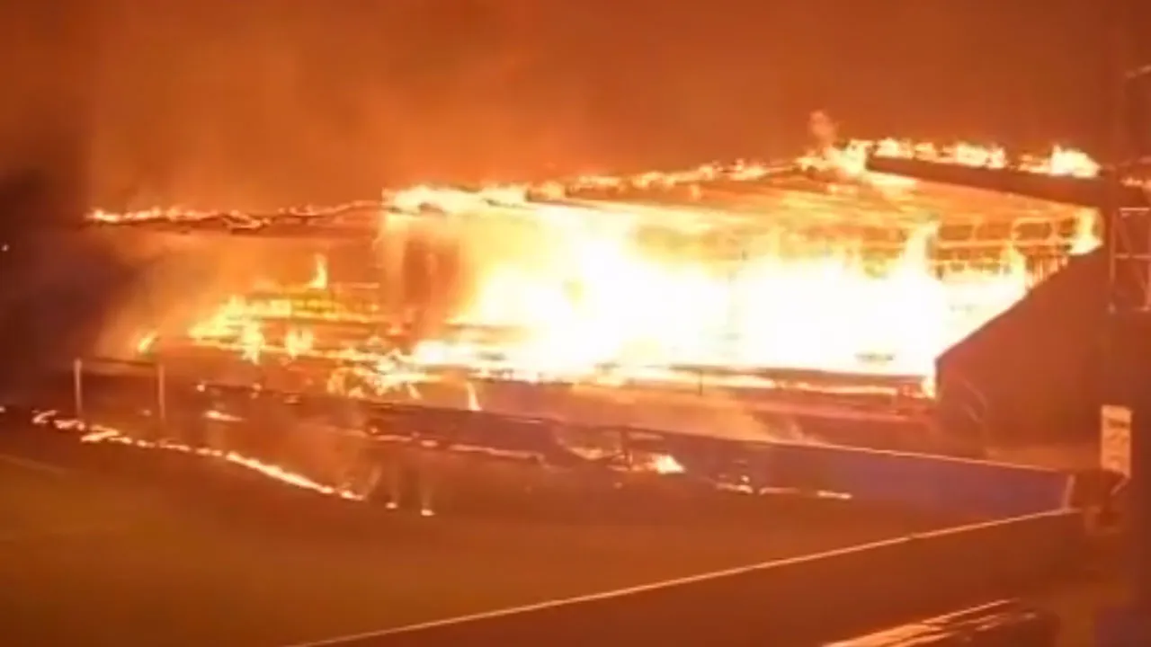Kulüp küme düştü, çocuk taraftarlar stadyumu ateşe verdi