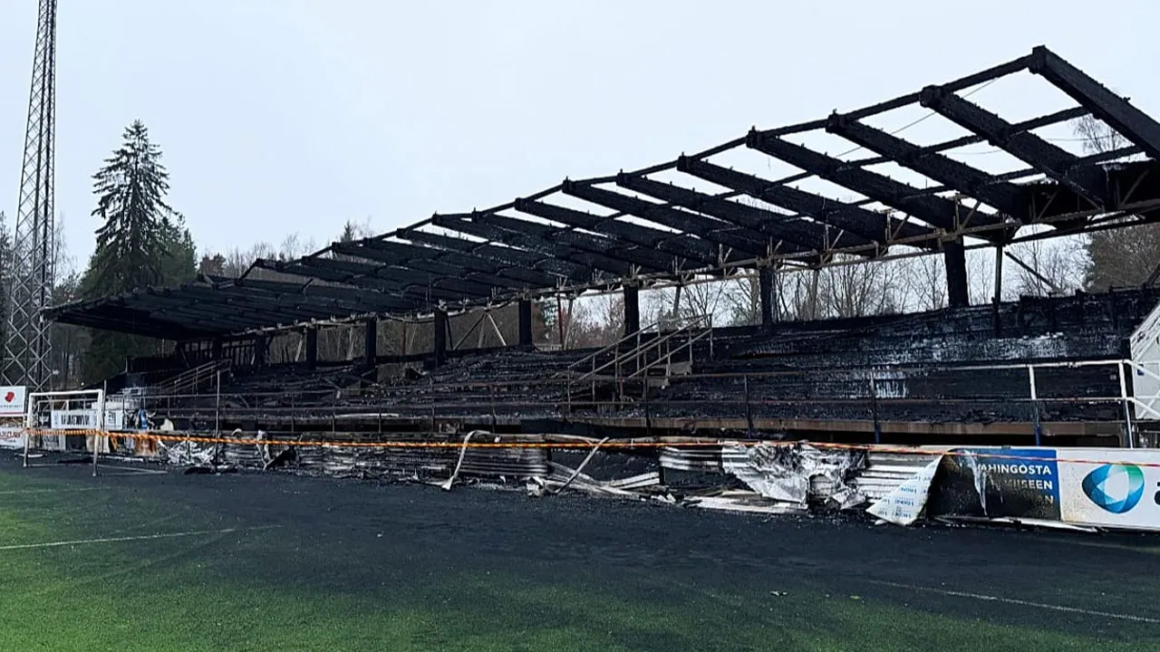 3 ÇOCUK STADI ATEŞE VERDİ