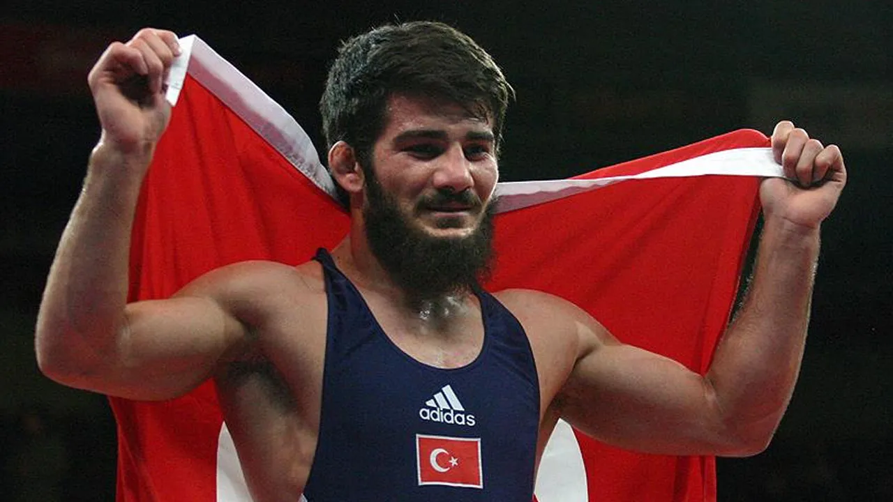 Milli güreşçi Soner Demirtaş, aktif sporculuğu bıraktı